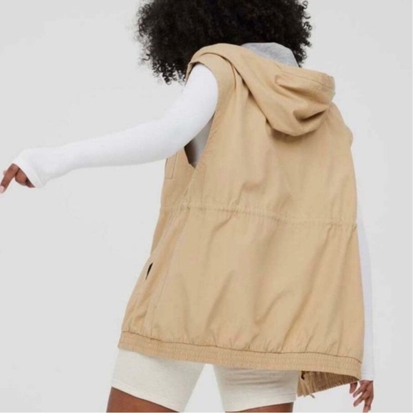 Offline by Aerie Tan Hooded Zip Front Cargo Unisex Vest - Picture 3 of 11
